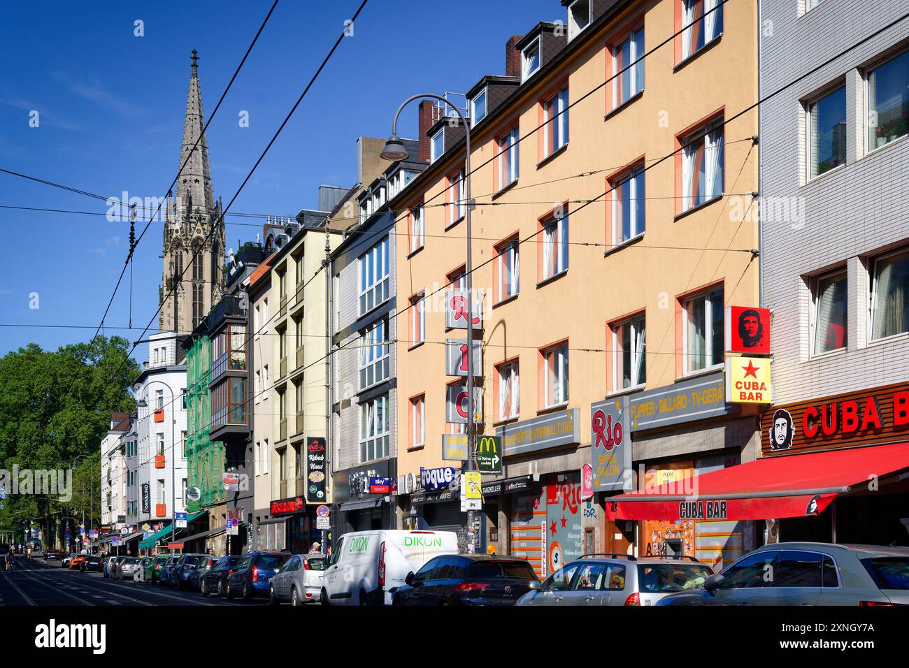 Köln, Deutschland Juli 30 2024: Geschäfte, Bars und Restaurants in der zülpicher Straße im kölner Studentenviertel Stockfoto