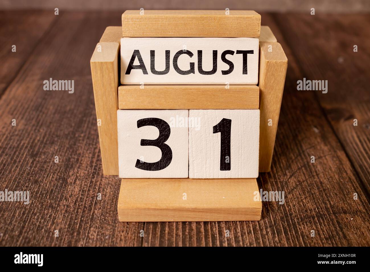 August 31. Abbildung vom august 31, Kalender auf gelbem Hintergrund mit leerem Textbereich. Sommerende Zurück in die Schule Stockfoto