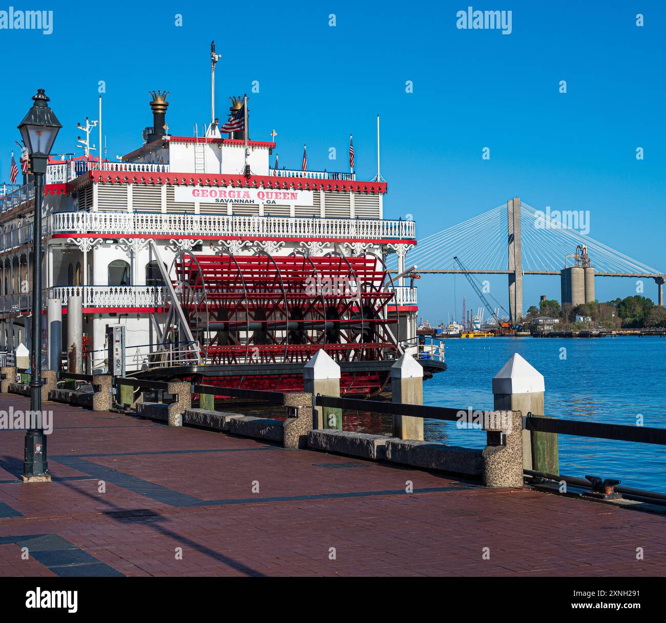 Das Georgia Queen Rädchen-Paddelboot hat am Savannah River in Savannah GA angedockt Stockfoto