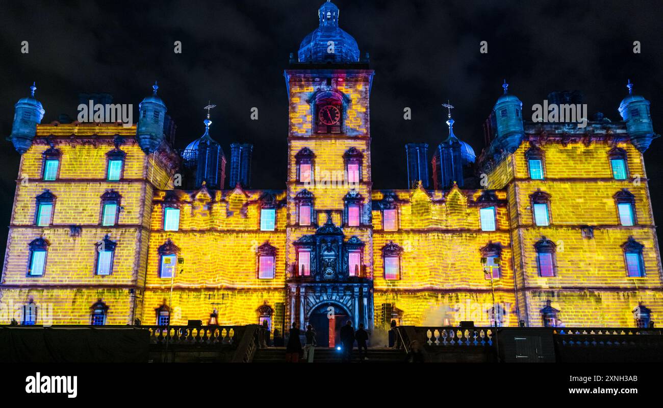 Edinburgh, Schottland, Großbritannien, 31. Juli 2024, Edinburgh International Festival Opening Event Preview: Where to Begin. Um die Festivalsaison zu entfachen, verschmelzen Schottlands Erbe und Mythologie zu einem Erlebnis, das einen legendären Ort in Edinburgh verwandelt. Die Schule von George Heriot ist mit farbenfrohen Animationen beleuchtet, die Pinwheel in Zusammenarbeit mit dem Macallan Scotch Whisky kreiert hat. Quelle: Sally Anderson/Alamy Live News Stockfoto