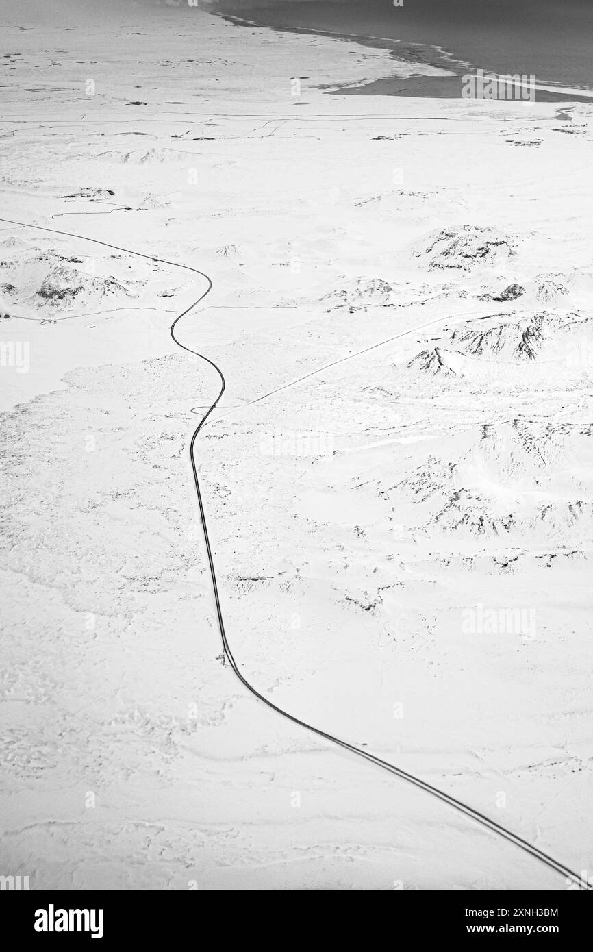 Hoch- und Weitwinkellandschaft Winter in Island lange Fahrt. Natur. Weißer Schnee. Schwarz-weiß. Stockfoto