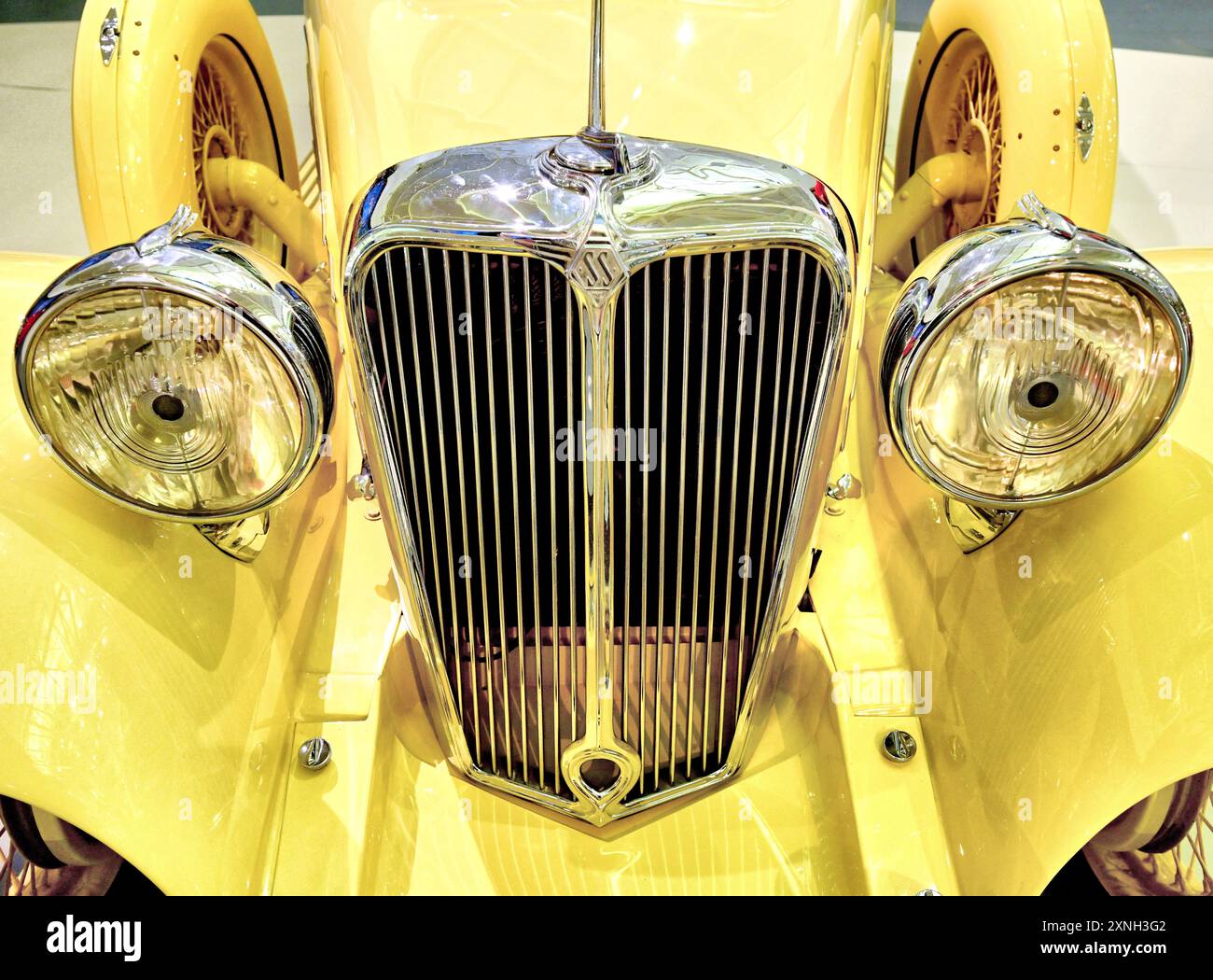British Motor Museum Gaydon ein wunderschönes gelbes Jaguar SS1 1935 Airline Limousine Maskottchen und Kühler Detail Stockfoto