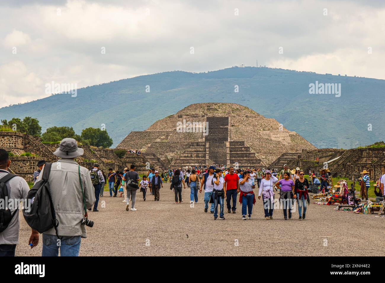 Pyramide des Mondes in San Martin de las Pirámides in der archäologischen Zone von Teotihuacán Mexiko, der Stadt mit den größten Pyramiden in Mesoamerika im Bundesstaat Mexiko. Um sie herum befinden sich die Sonnenkyramide, die gefiederte Schlange oder Quetzalcoatl und der Palast von Quetzalpapálotl. Pyramidenbasis, Archäologie, Architektur. Steinbau, Dorf ... (Foto: Luis Gutierrez/Norte) RONALD GUTIERREZ Y FRANCISCO MORALES FOTOGRAFO Pirámide de la Luna en San Martín de las Pirámides en Zona Arqueológica de Teotihuacán de Mexico, Stockfoto