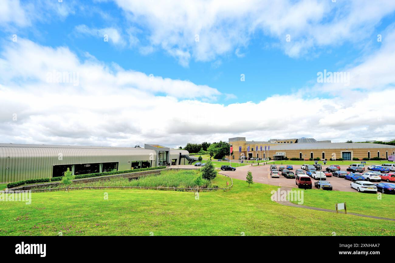 British Motor Museum Gaydon der Haupteingang und die Rezeption und das Jaguar Museum links vor blauem Himmel und weißer Wolke Stockfoto