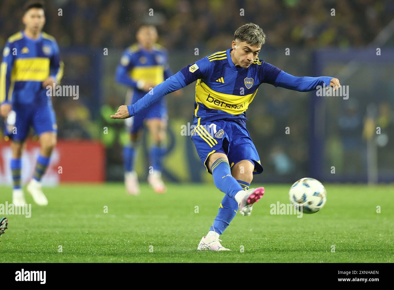 Der Stürmer Ezequiel Zeballos (C) der Boca Juniors schoss den Ball während des Argentine Professional Football League Turniers 2024 (Cesar Luis Menotti) gegen Banfield im La Bombonera Stadion in Buenos Aires am 31. Juli 2024. Stockfoto