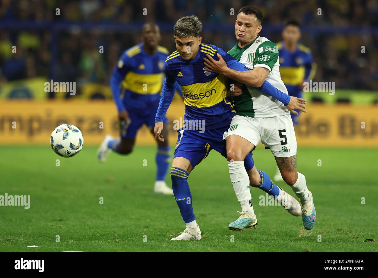 Der Stürmer Ezequiel Zeballos (L) der Boca Juniors wetteiferte am 31. Juli 2024 mit Nicolas Linares, dem Mittelfeldspieler von Banfield, während des Argentine Professional Football League-Turniers 2024 „Cesar Luis Menotti“ im La Bombonera Stadion in Buenos Aires um den Ball. Stockfoto