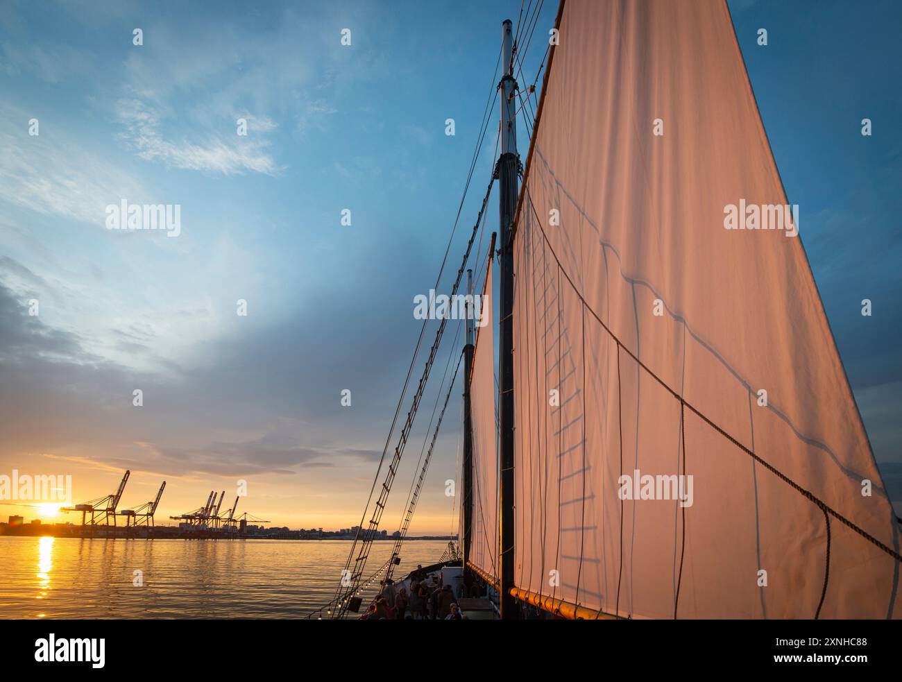 Bootstour bei Sonnenuntergang an Bord eines Dreimastschoners im Hafen von Halifax, Nova Scotia, Kanada. Stockfoto