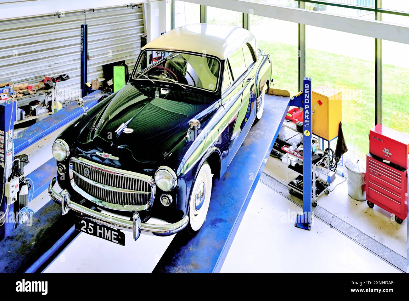 British Motor Museum Gaydon ein wunderschöner blauer Hillman Minx California aus den 1950er Jahren auf der BendPak Rampe mit Snap-On-Werkzeugen zur Inspektion Stockfoto