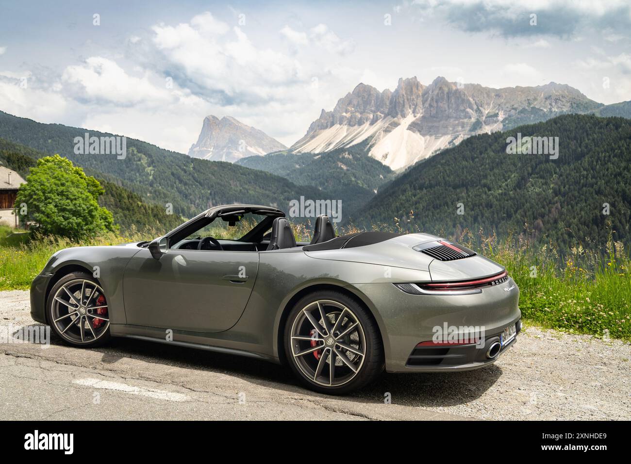 Porsche 911 4er Cabriolet 992 mit Dolomiten im Hintergrund Stockfoto