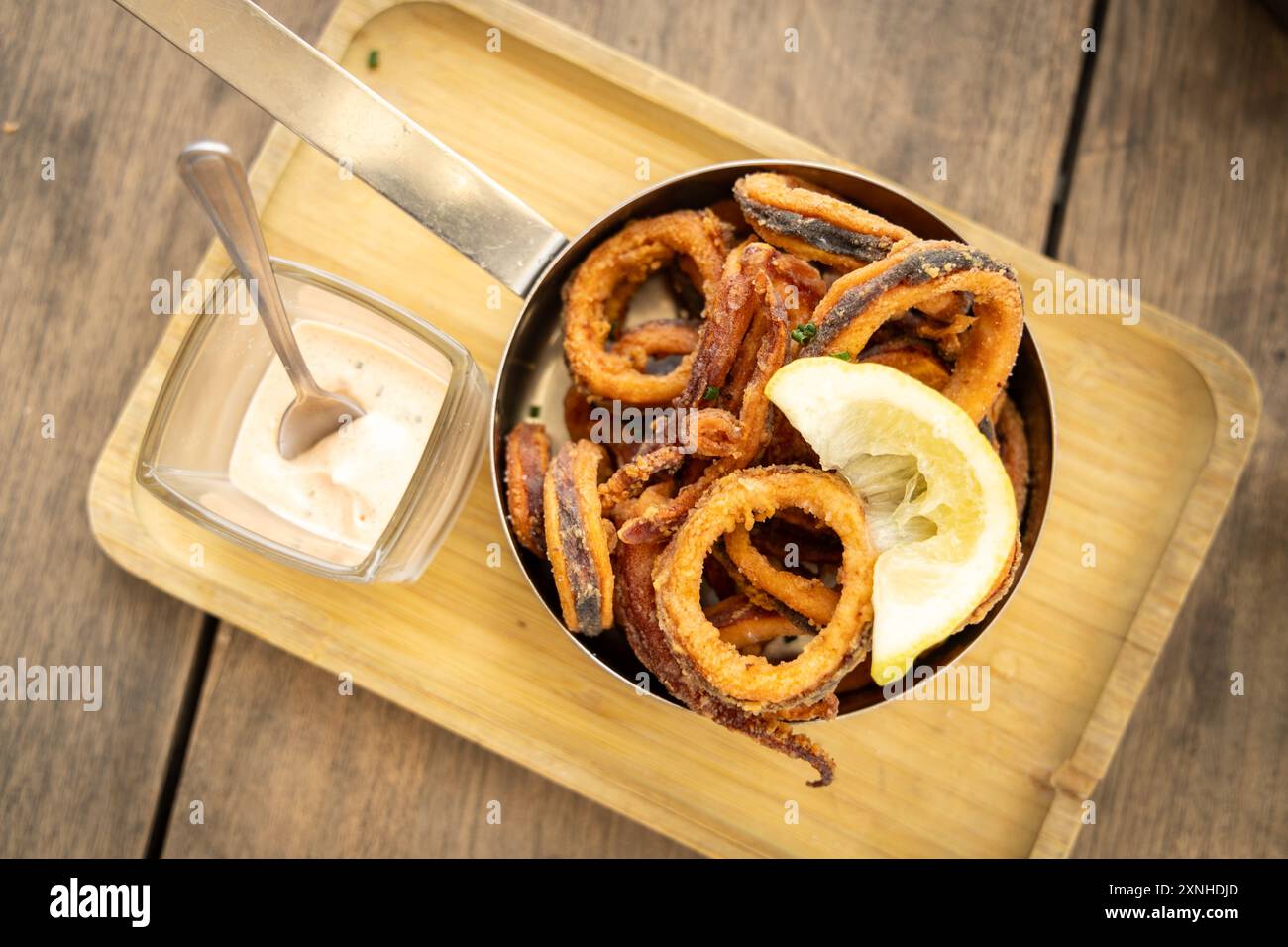 Gebratene Calamari serviert mit Zitronen- und Tatarsauce Stockfoto