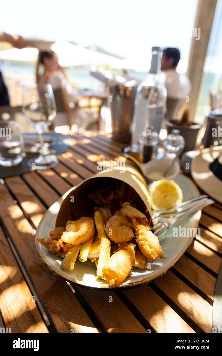 Traditionelles Fritto Misto, serviert in Papierkegel, Korsika Stockfoto