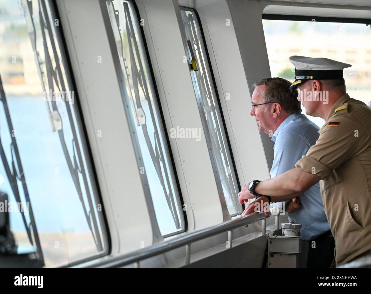 Honolulu, USA. 31. Juli 2024. Verteidigungsminister Boris Pistorius (l, SPD) und Flotilla-Admiral Axel Schulz (r) beobachten von der Brücke der Fregatte 'Baden-Württemberg' aus das Schiffsdock. Auf einer mehrtägigen Reise nach Hawaii besucht der SPD-Politiker den von den USA geführten Rim of the Pacific Military Exercise (RIMPAC, 26.06. Bis 02.08.2024). Quelle: Soeren Stache/dpa/Alamy Live News Stockfoto