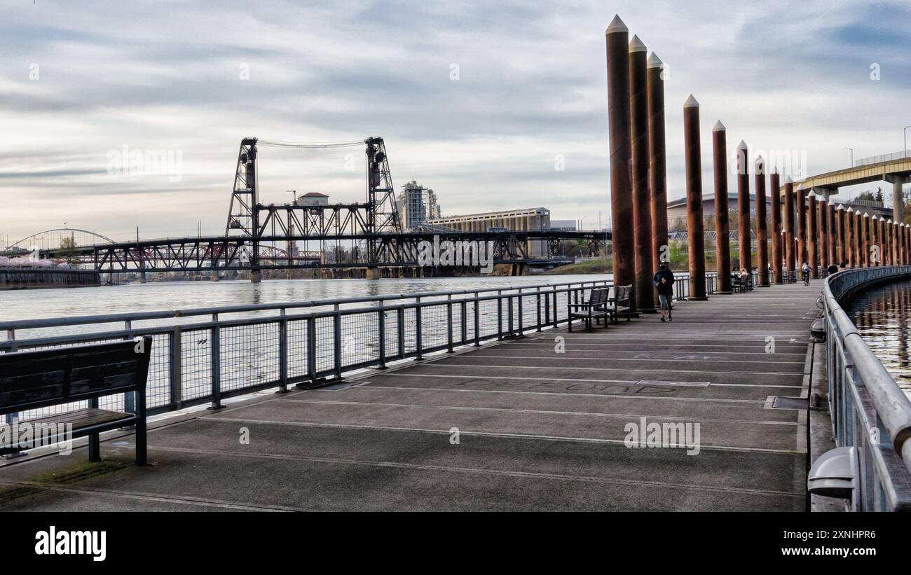 Ein Fußgängerblick auf den Radweg über den Fluss in Portland, OR Stockfoto