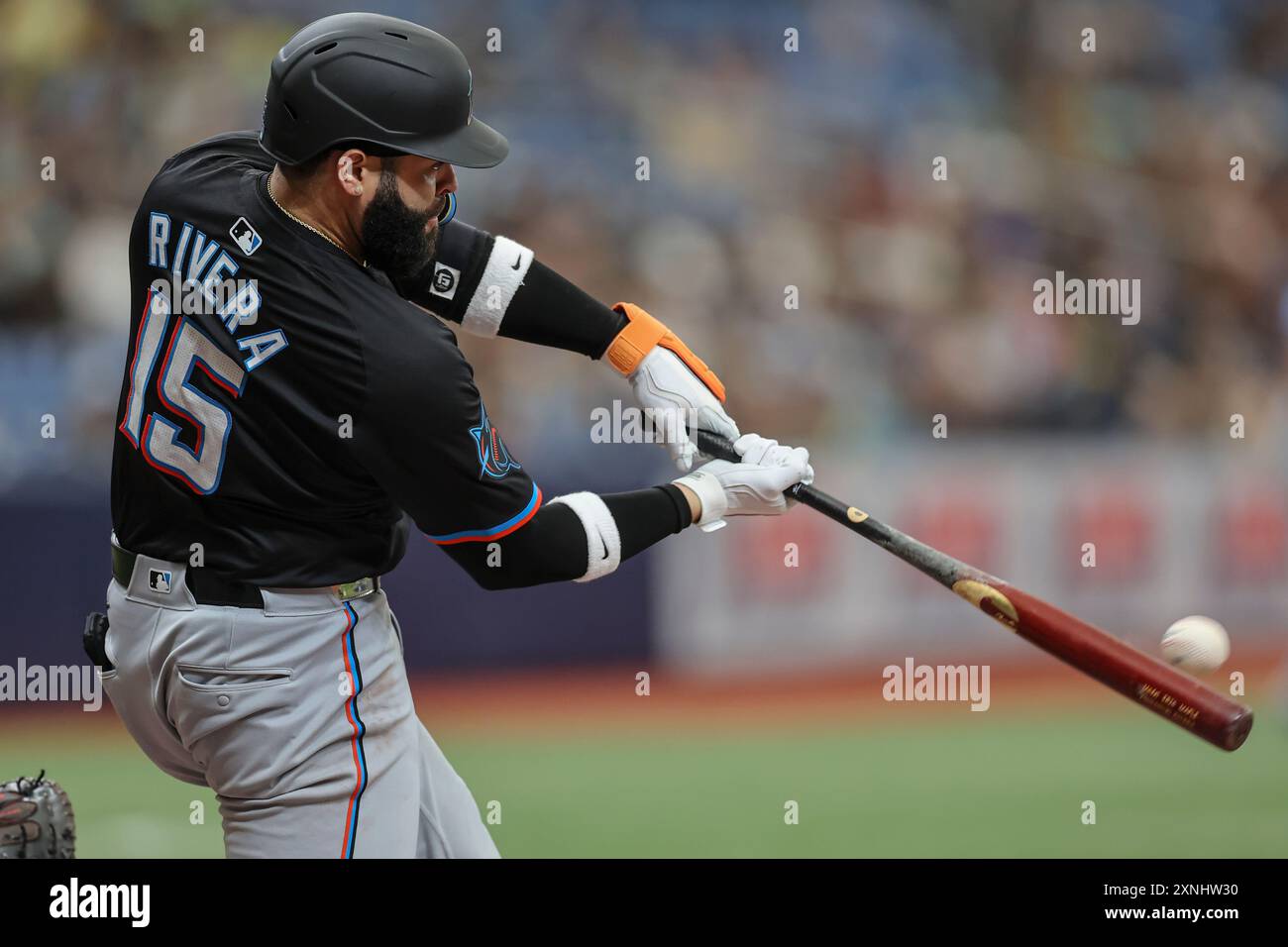 St. Petersburg, FL: Miami Marlins dritte Basis Emmanuel Rivera (15) foult während eines MLB-Spiels gegen die Tampa Bay Rays am 31. Juli 2024 um ein Spielfeld Stockfoto