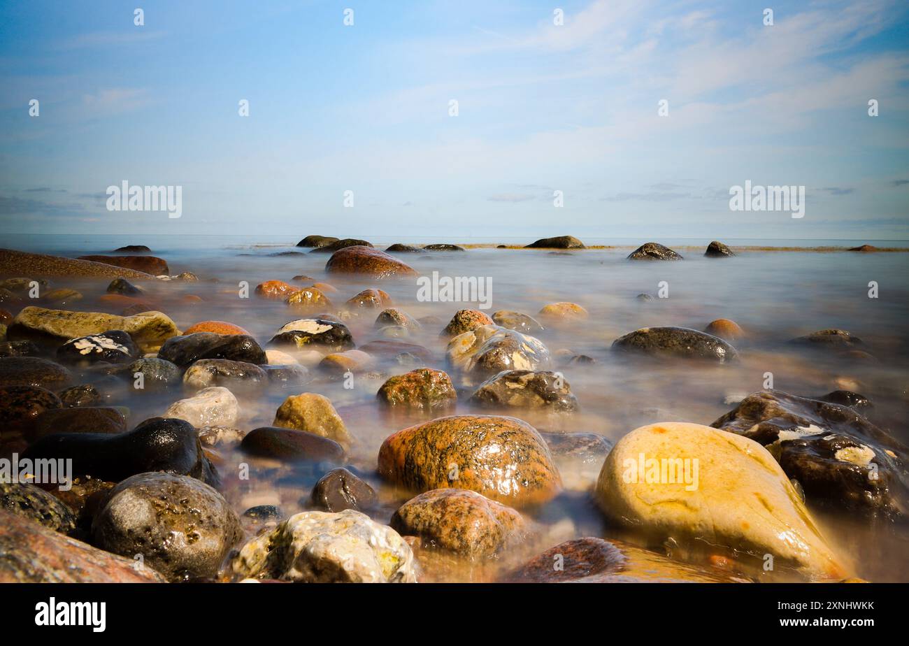 Felsen am Strand in langer Exposition Stockfoto