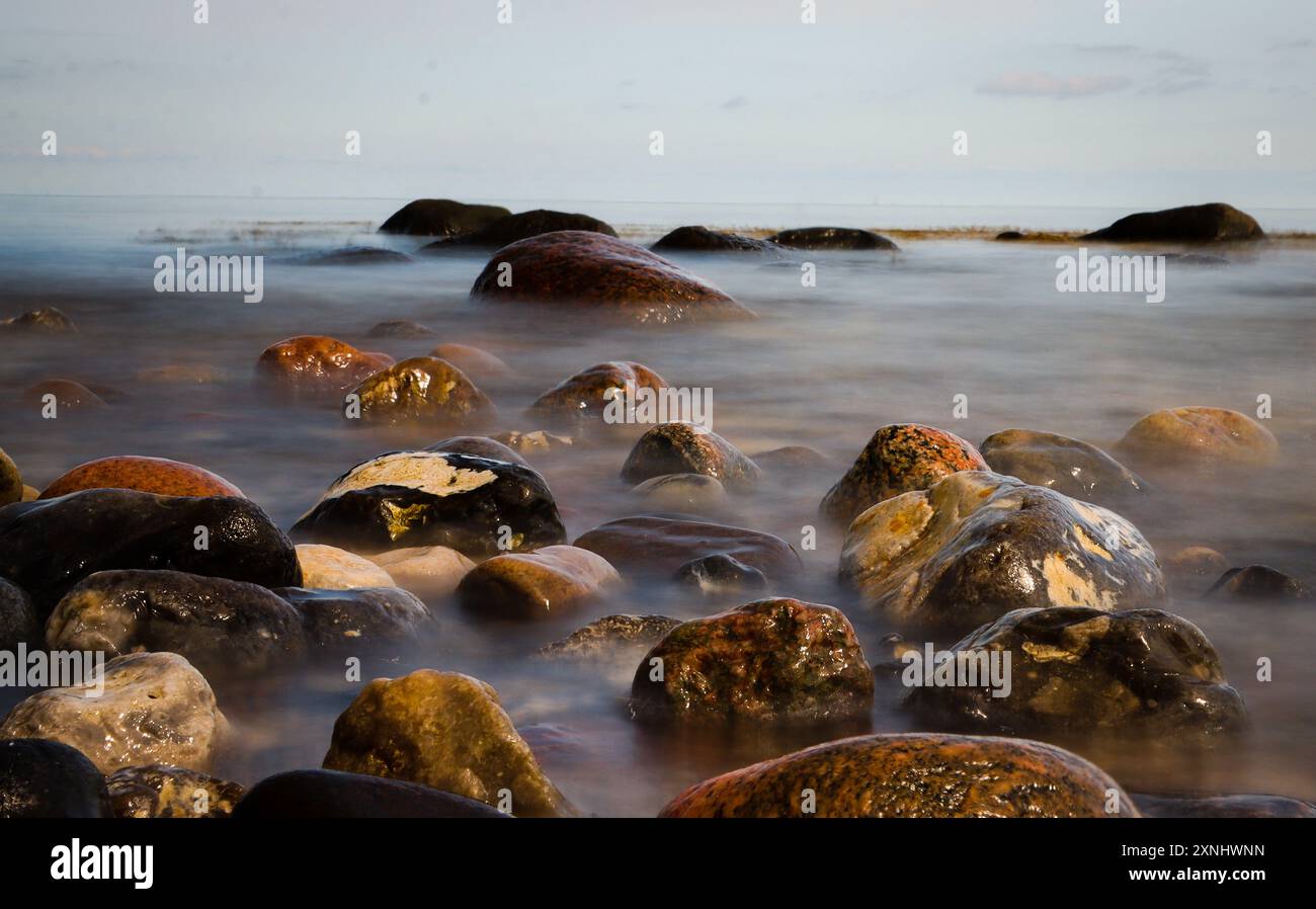Felsen am Strand in langer Exposition Stockfoto