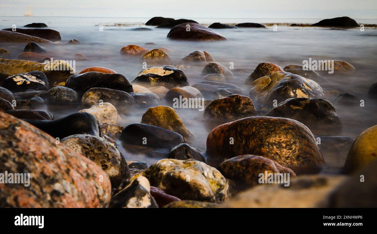 Felsen am Strand in langer Exposition Stockfoto