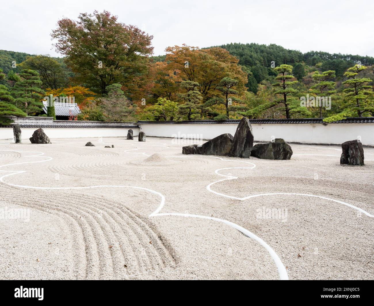 Kiso, Präfektur Nagano, Japan - 23. Oktober 2017: Traditioneller japanischer Felsen- und Sandgarten am Kozenji-Tempel, dem größten dieser Art in Asien Stockfoto