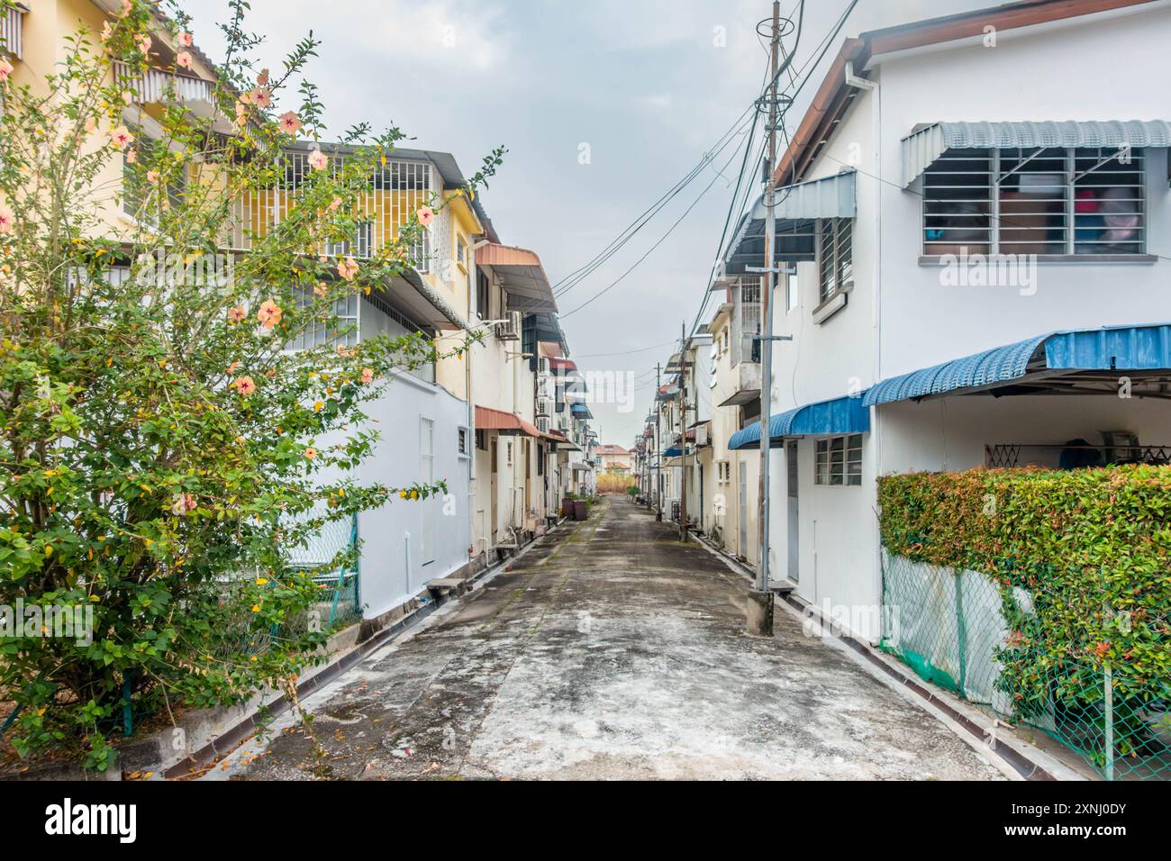 Eine Gasse zwischen Häusern in Tanjung Bungah in Penang, Malaysia Stockfoto