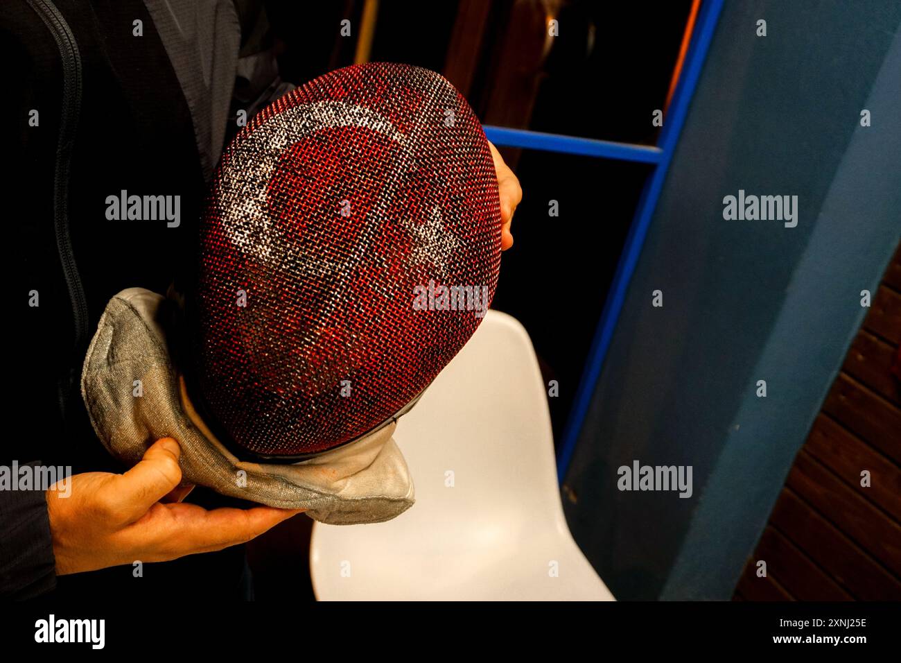 Fechter Maske in türkischen Flaggenfarben aus nächster Nähe Stockfoto