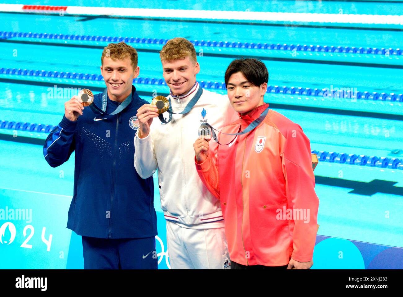 leon Marchand (Frankreich) Goldmedaille, Tomoyuki Matsushita (Japan) Silbermedaille und Carson Foster (USA) Bronzemedaille. Während des Schwimmens - 400 Medley-Einzelfinale für Herren, Olympische Spiele Paris 2024 in Paris, Frankreich, 28. Juli 2024 Stockfoto