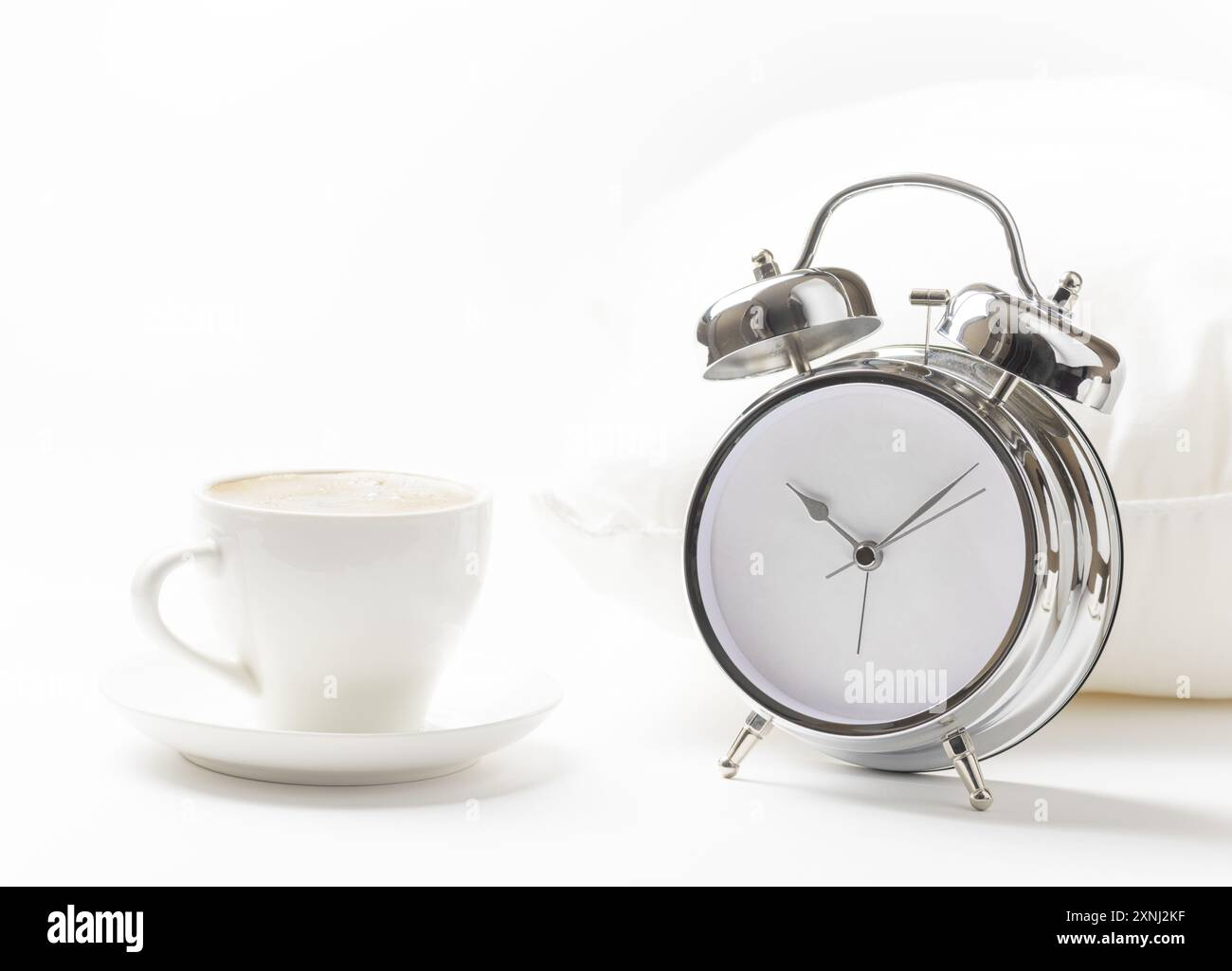 Tasse Kaffee und Wecker Stockfoto