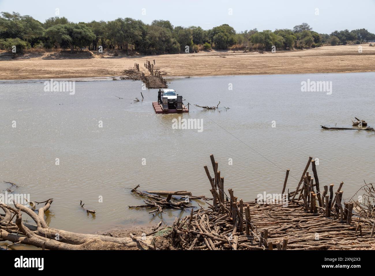 Safari-Fahrzeug überquert den Luangwa River auf dem rustikalen North Luangwa Pontoon Stockfoto