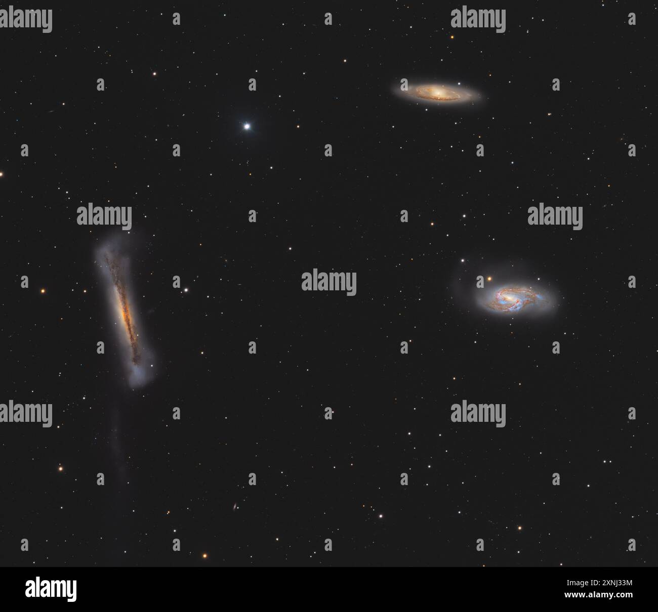 Das ‘Leo Triplet’ besteht aus Messier 65, Messier 66 und NGC 3628 – Galaxien, die etwa 30-35 Millionen Lichtjahre von der Erde entfernt liegen. Stockfoto
