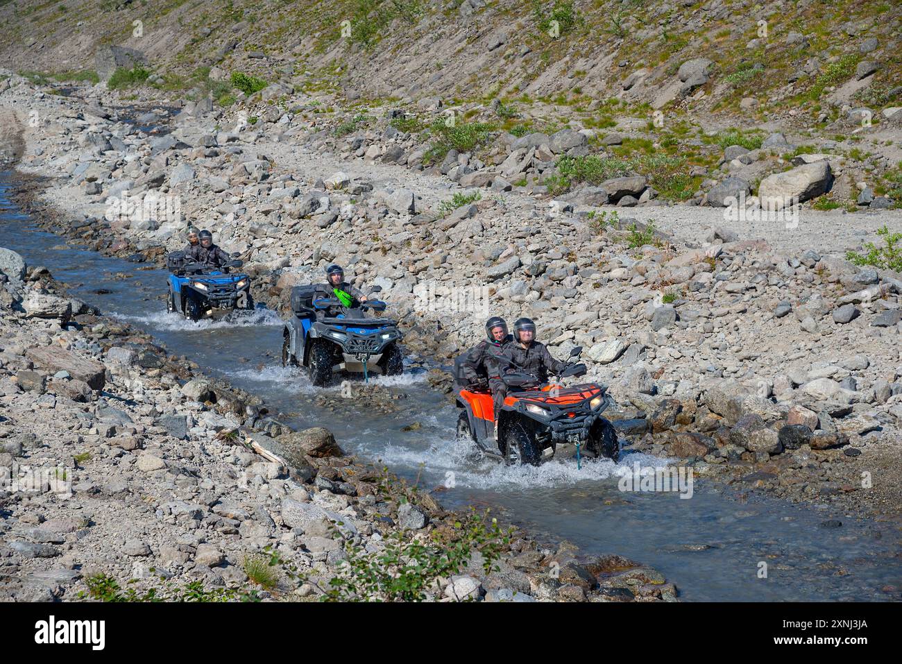 KHIBINY, RUSSLAND - 27. JULI 2024: Quads auf dem Bett eines Gebirgsflusses. Chibiny, Region Murmansk, Russland Stockfoto