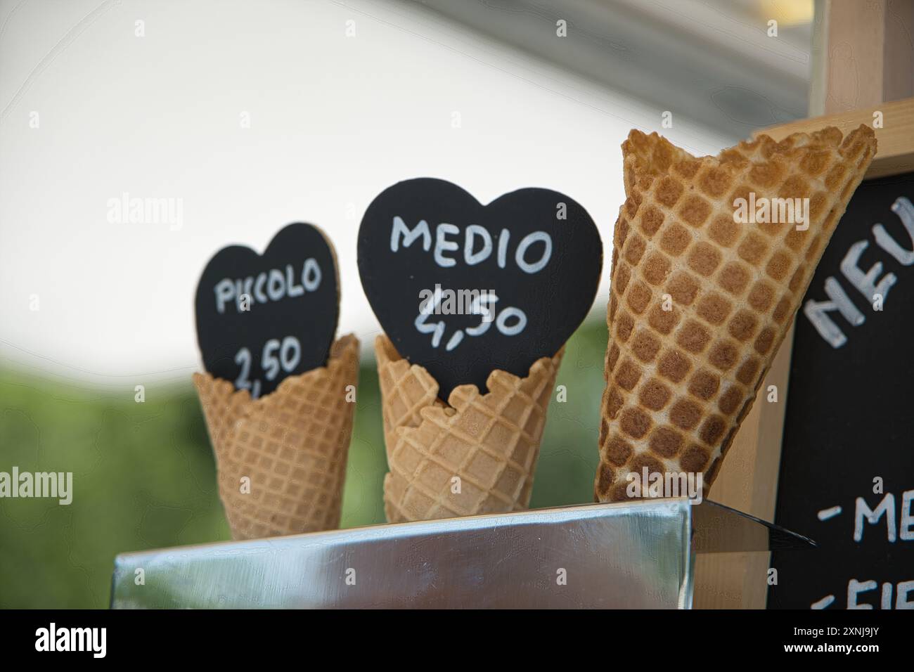 Drei Waffelkegel mit schwarzen Herzen und Preisen von 4,50 und 2,50 Stockfoto