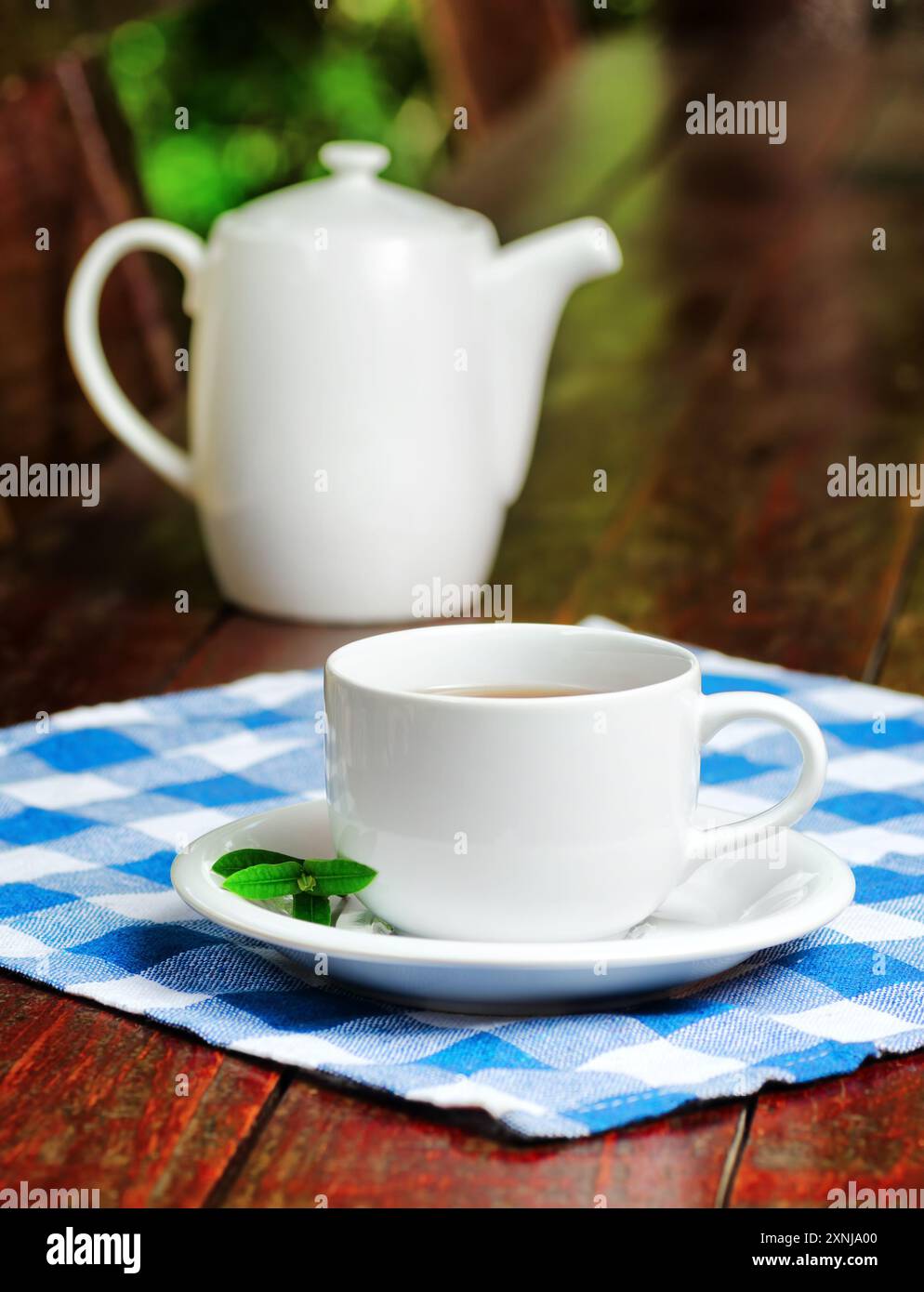 Tasse Tee auf hölzernen Tisch Stockfoto