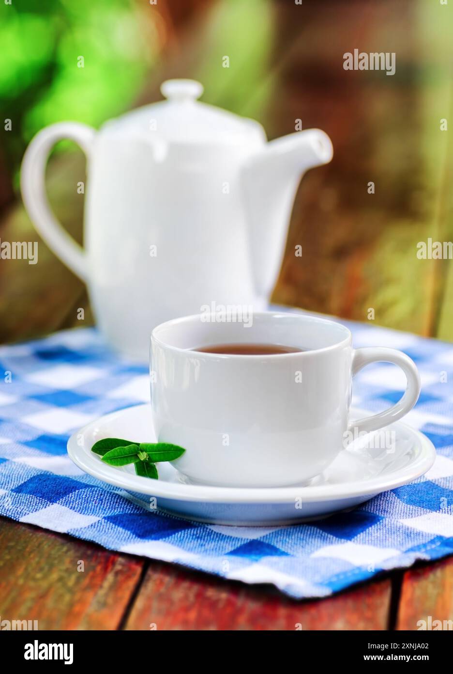 Tasse Tee auf hölzernen Tisch Stockfoto