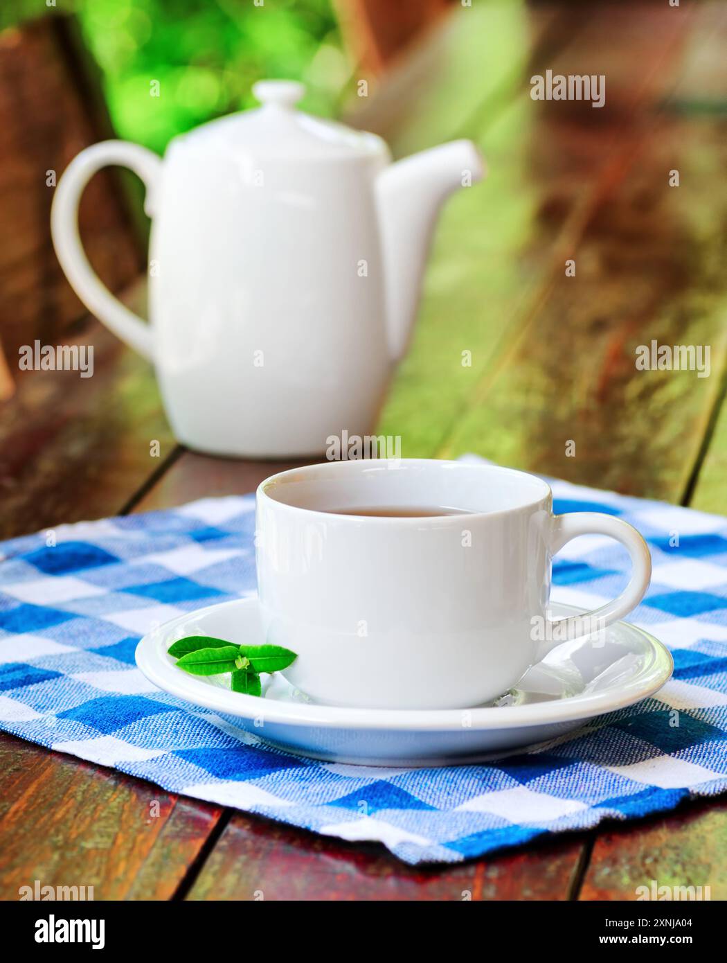 Tasse Tee auf hölzernen Tisch Stockfoto