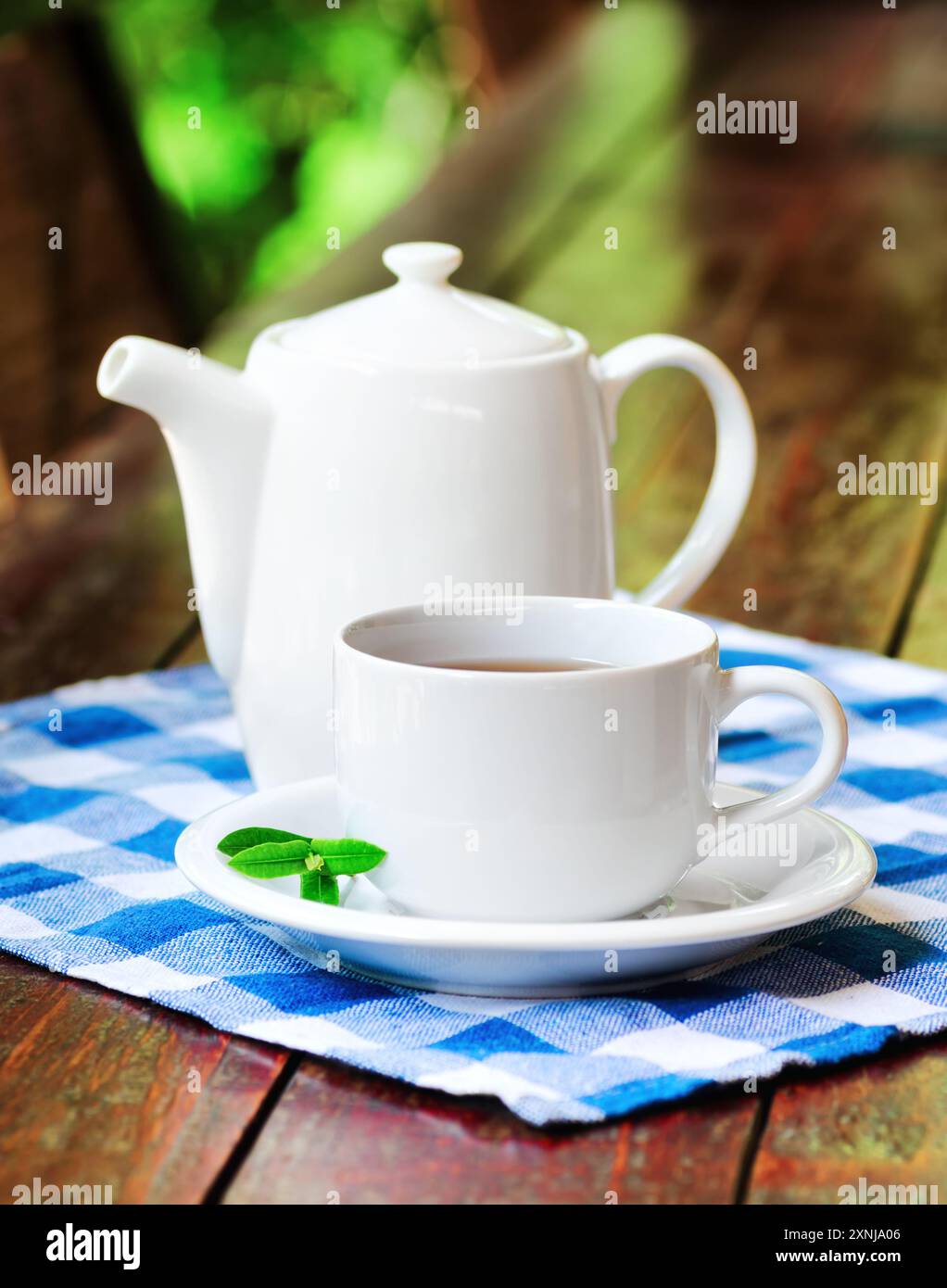 Tasse Tee auf hölzernen Tisch Stockfoto
