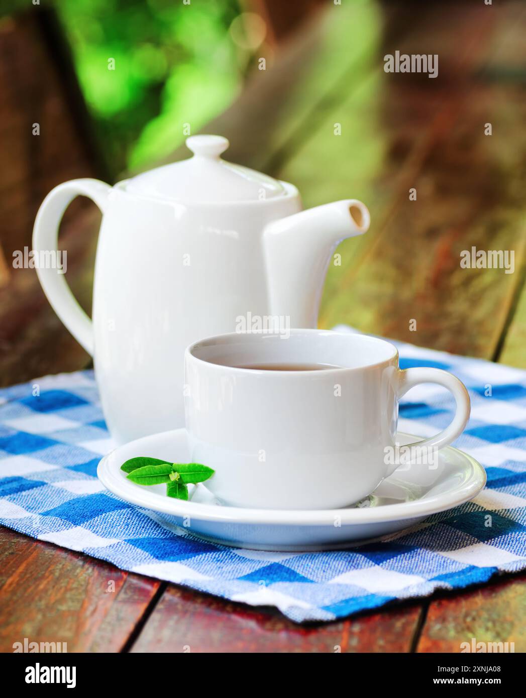 Tasse Tee auf hölzernen Tisch Stockfoto