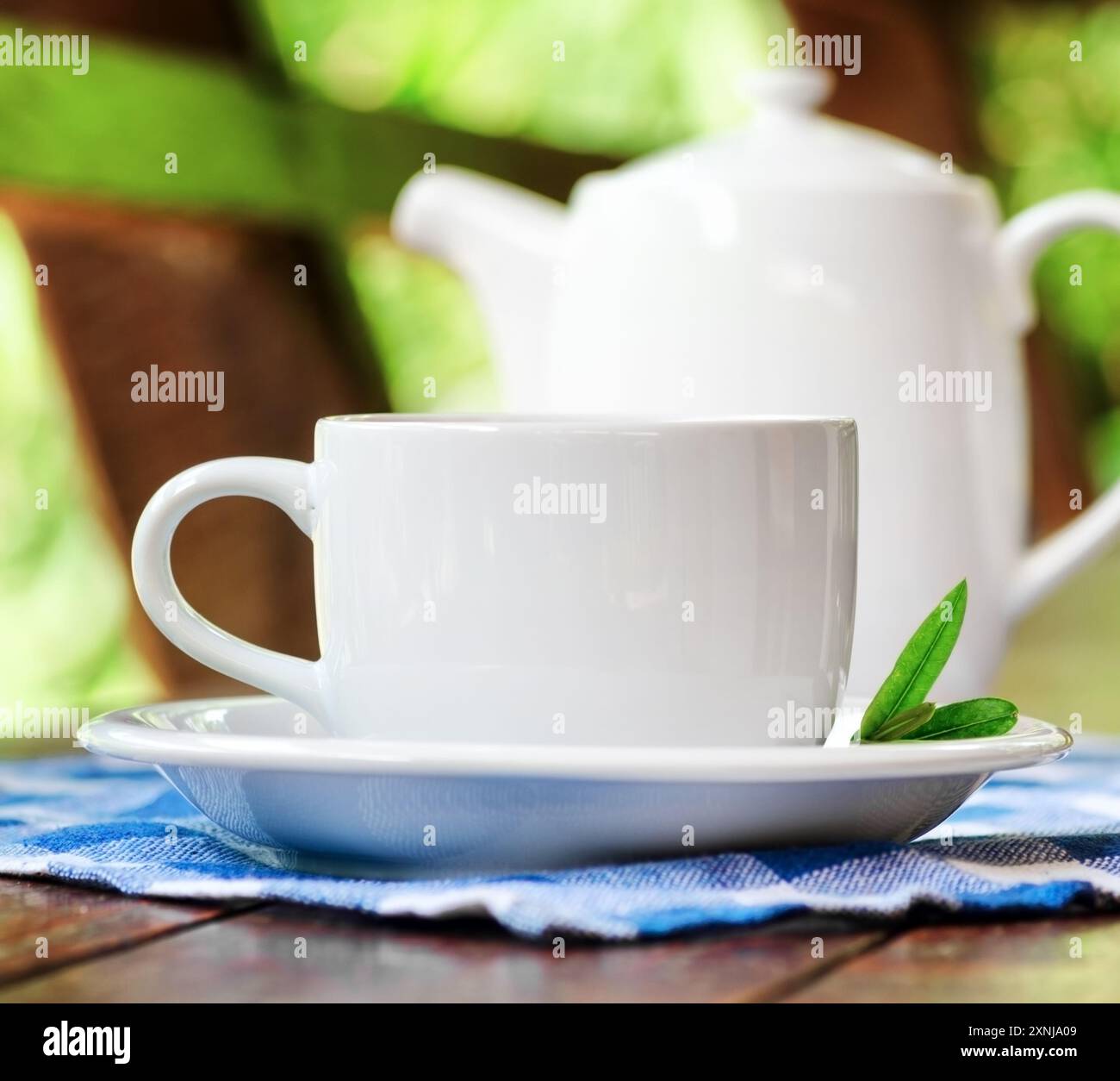 Tasse Tee auf hölzernen Tisch Stockfoto