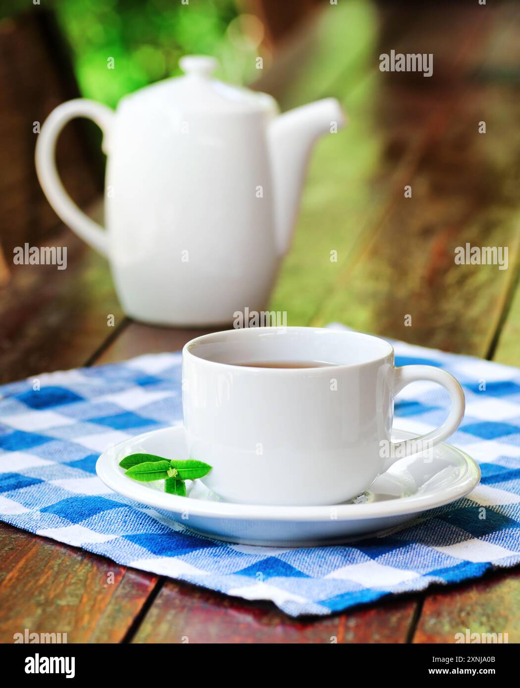 Tasse Tee auf hölzernen Tisch Stockfoto