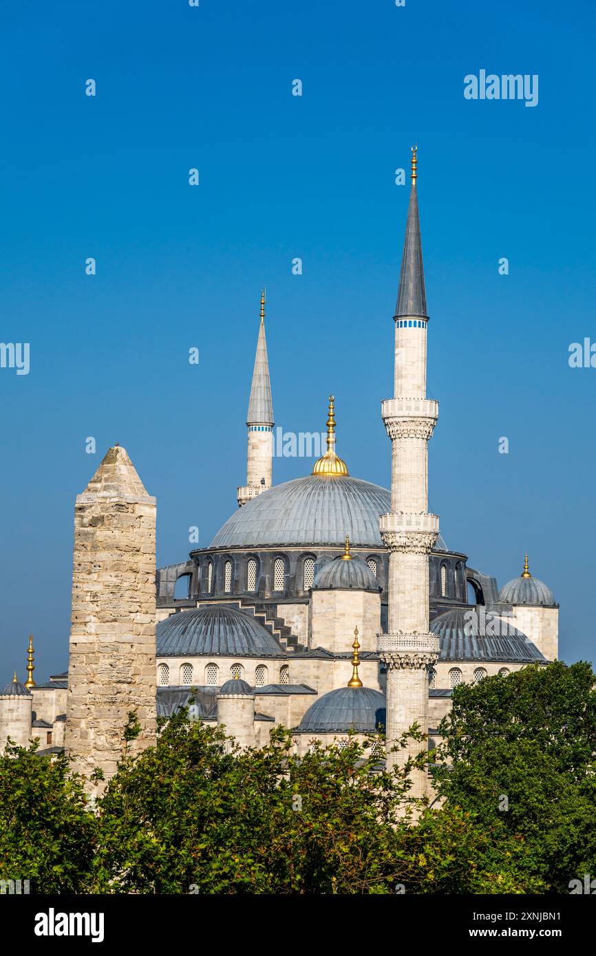 Blaue Moschee und ummauerter Obelisk, Istanbul, Türkei Stockfoto