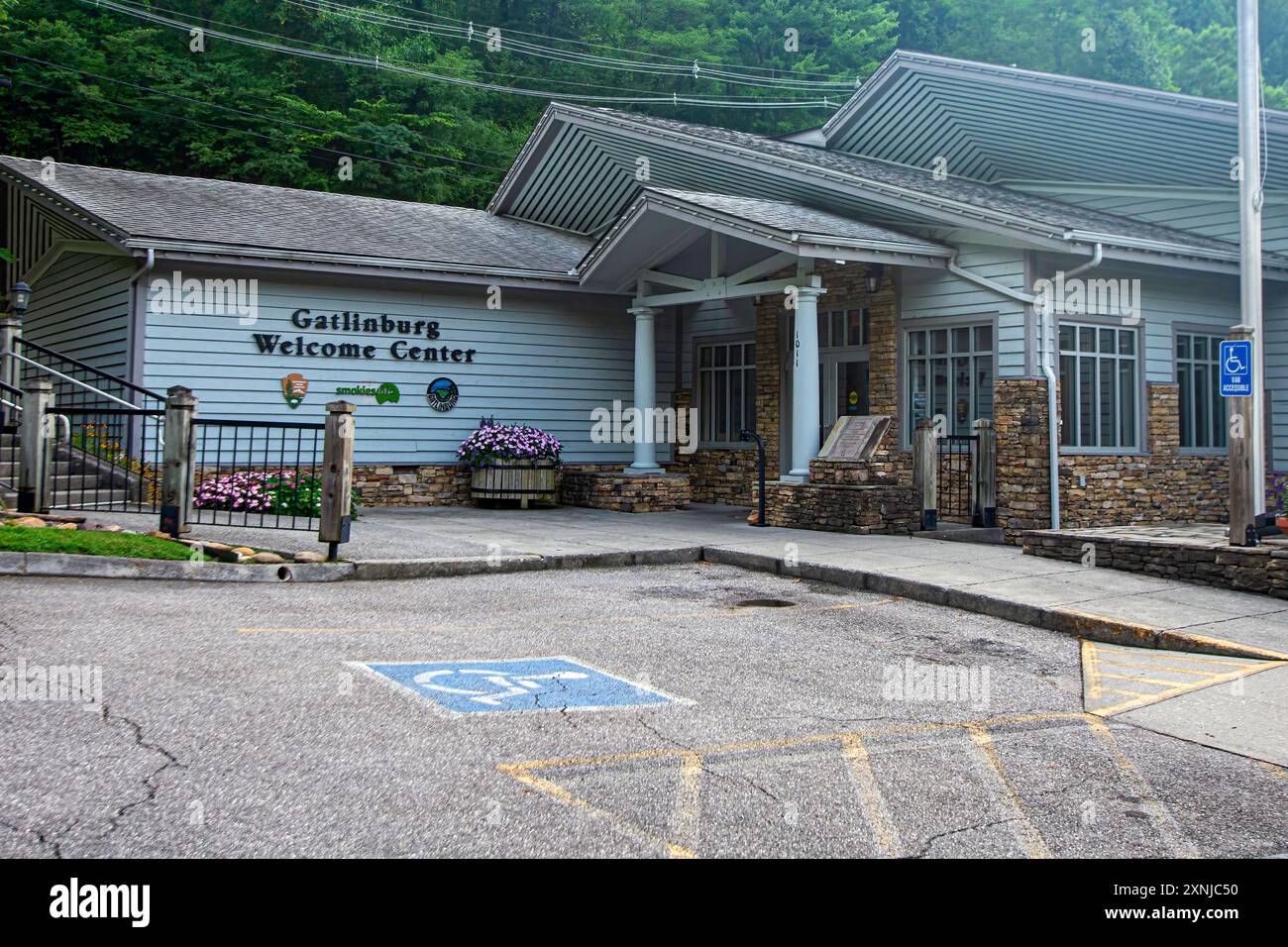 Gatlinburg, Tennessee, USA-21. Juli 2024: Außenansicht des Gatlinburg Welcome Center. Gatlinburg ist ein Ferienort in den Smoky Mountains von Ten Stockfoto