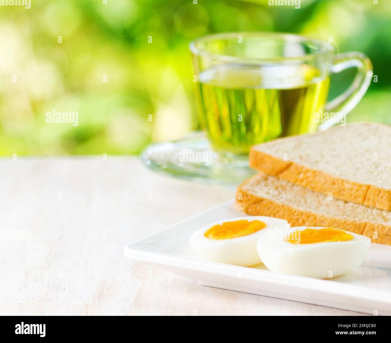 Gekochte Eier, Toast und eine Tasse Tee. Stockfoto