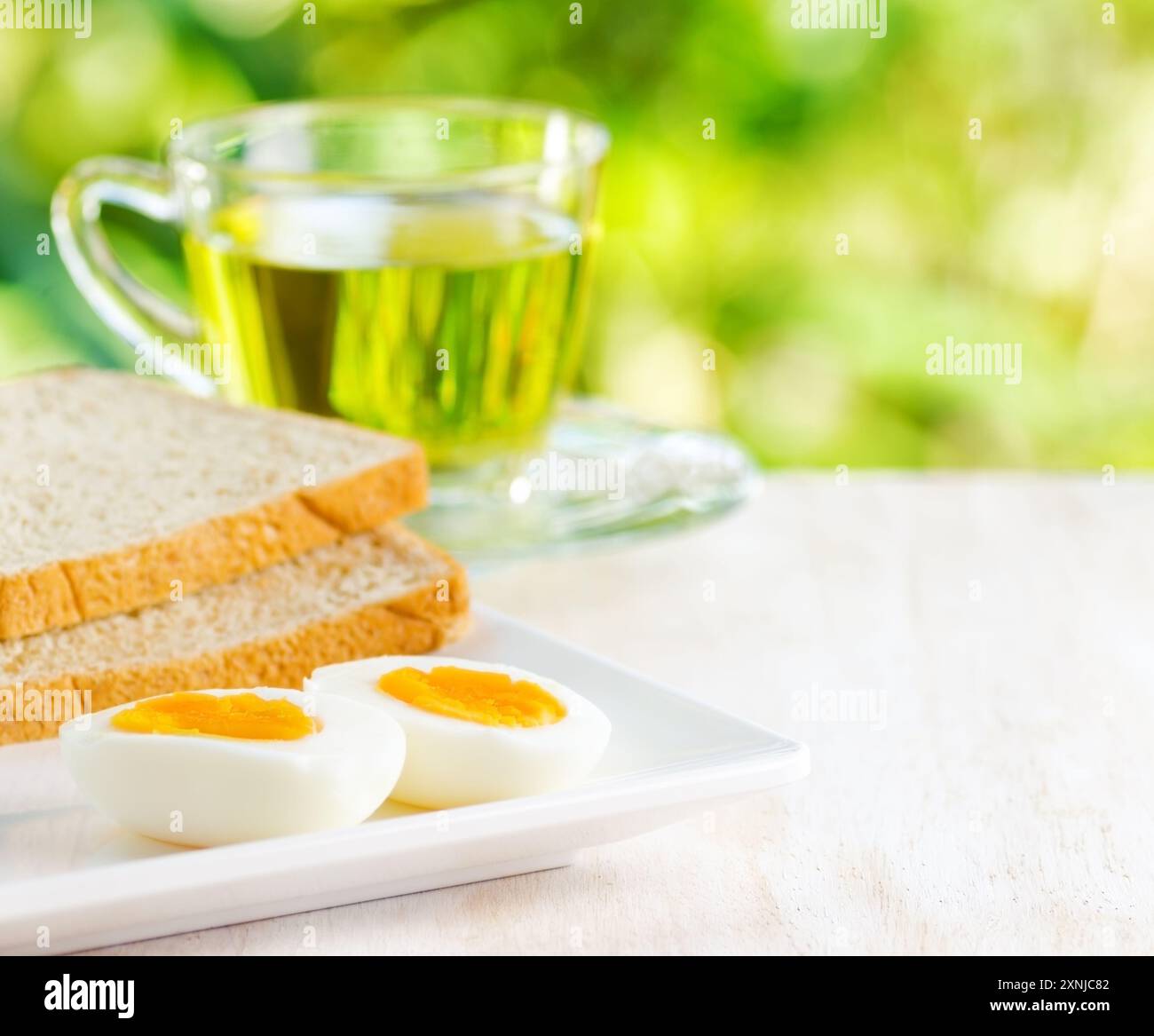 Gekochte Eier, Toast und eine Tasse Tee. Stockfoto