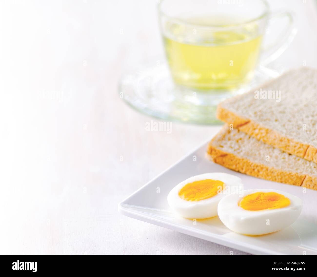 Gekochte Eier, Toast und eine Tasse Tee. Stockfoto