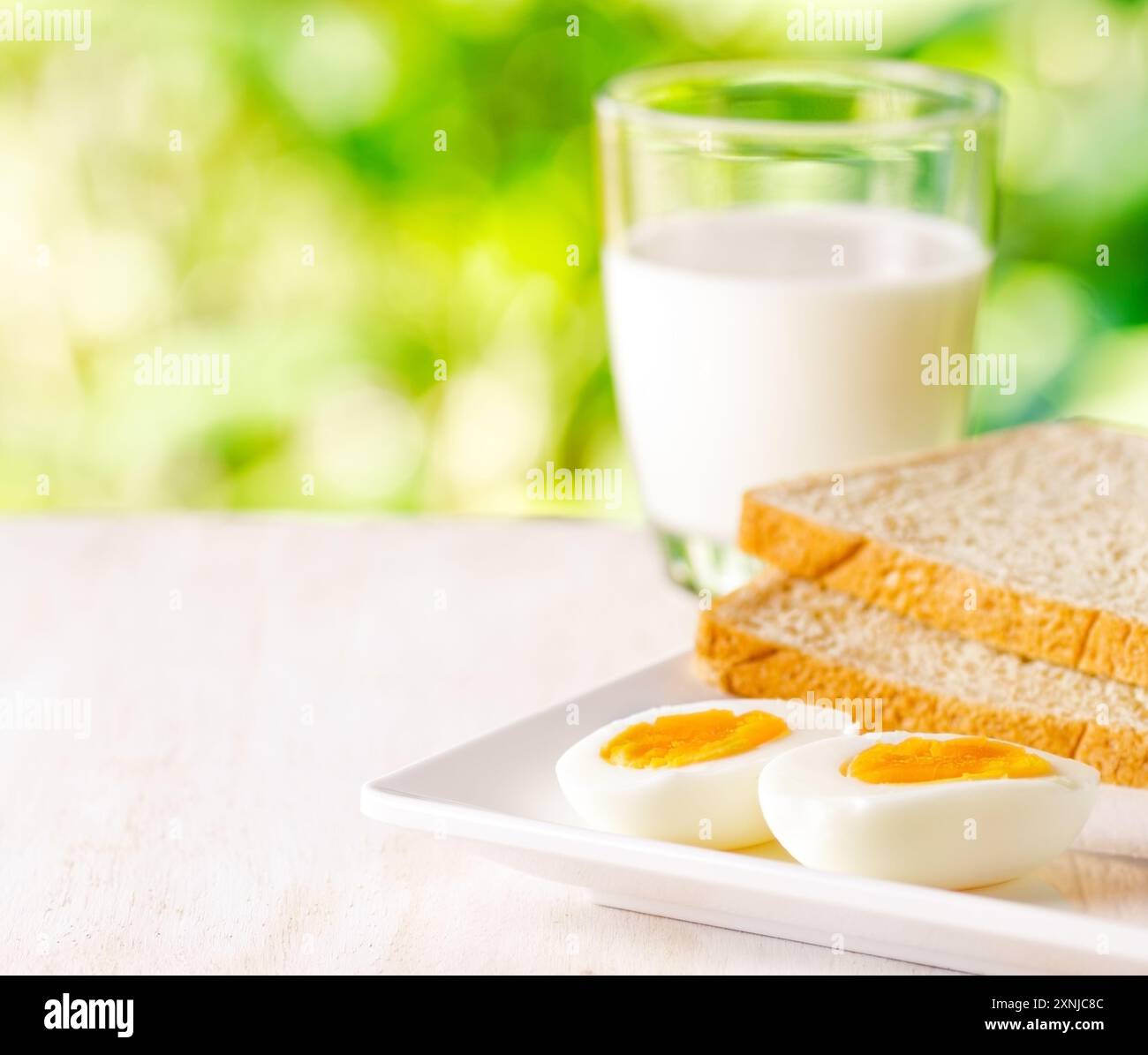 Gekochte Eier, Toast und ein Glas Milch Stockfoto