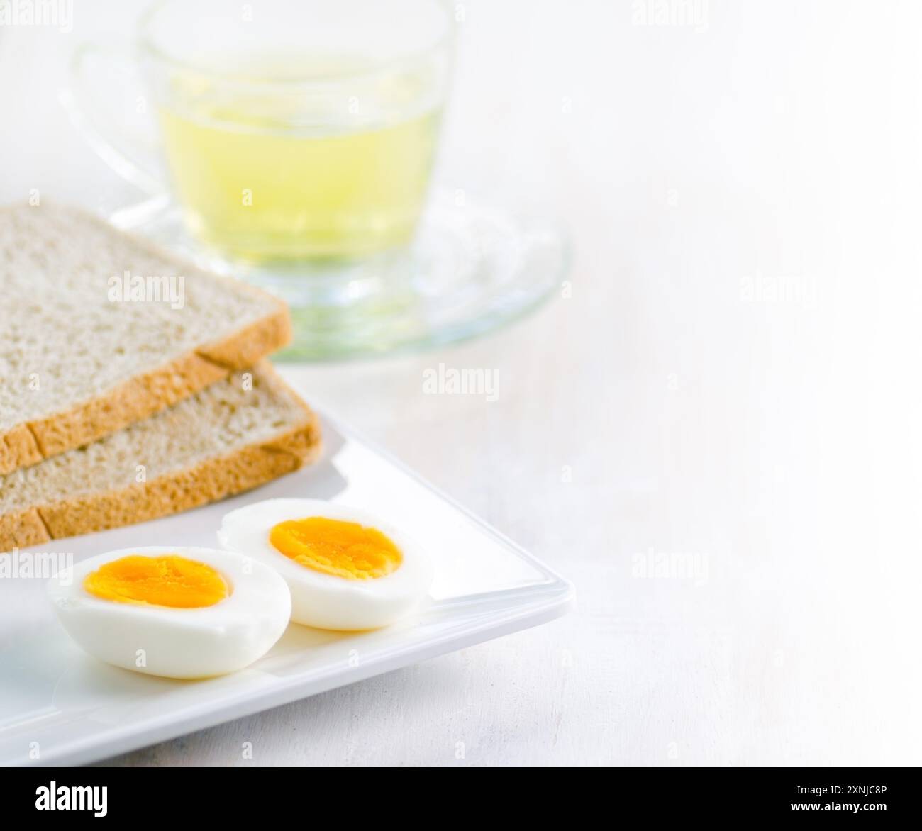 Gekochte Eier, Toast und eine Tasse Tee. Stockfoto