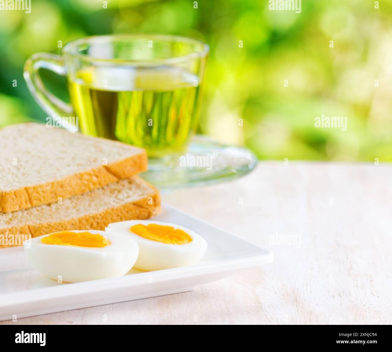Gekochte Eier, Toast und eine Tasse Tee. Stockfoto