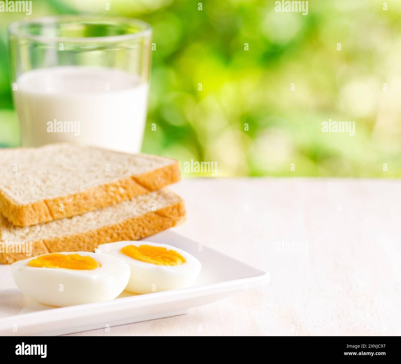 Gekochte Eier, Toast und ein Glas Milch Stockfoto