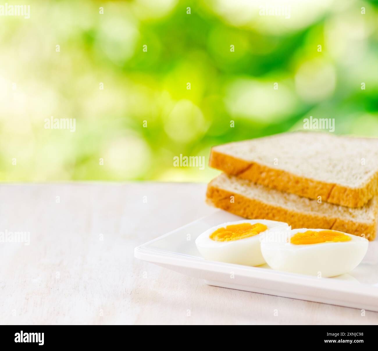 Gekochte Eier, Toast und ein Glas Milch Stockfoto