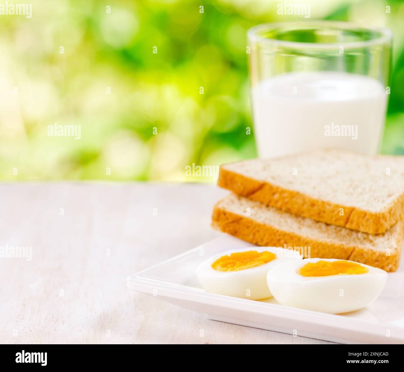 Gekochte Eier, Toast und ein Glas Milch Stockfoto