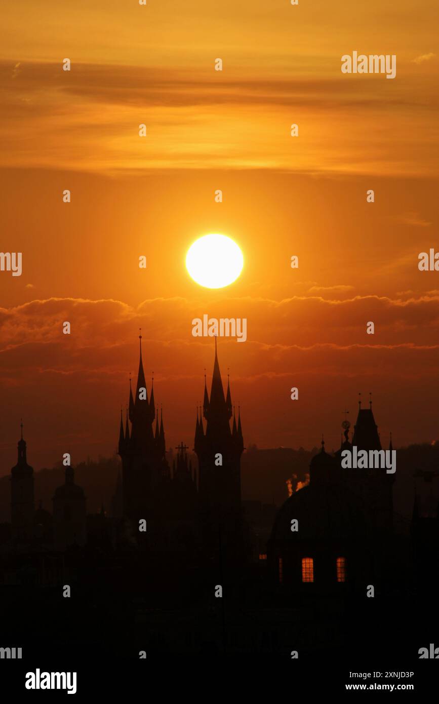 Die Sonne geht zwischen zwei Türmen in der Prager Altstadt auf. Stockfoto