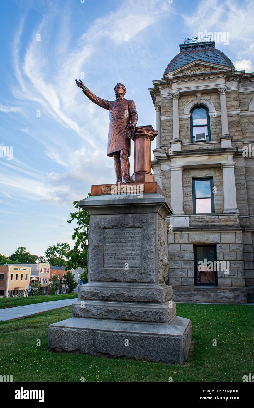 Cadiz, Ohio, USA-5. Juli 2016: Statue von John Armor Bingham im Harrison County Courthouse. Er schrieb den 14. Zusatzartikel und war Kongressabgeordneter. Stockfoto